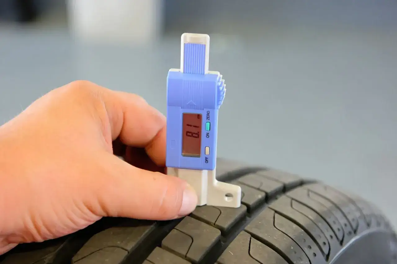 Ile bieżnika w oponie? Ekspert radzi: Prawo a Twoje bezpieczeństwo