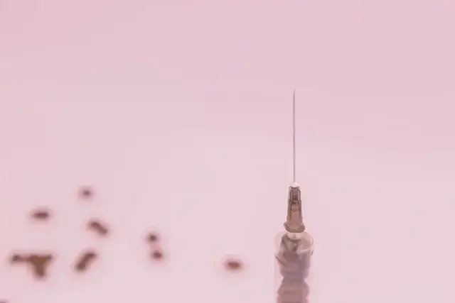 Jaka igła do kolczyka w pępku? Wybierz bezpieczne rozwiązanie