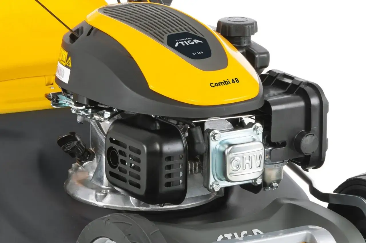 Silnik kosiarki Stiga Combi 48. Sprawdź, ile oleju do kosiarki Stiga potrzebujesz, by zapewnić jej płynną pracę.