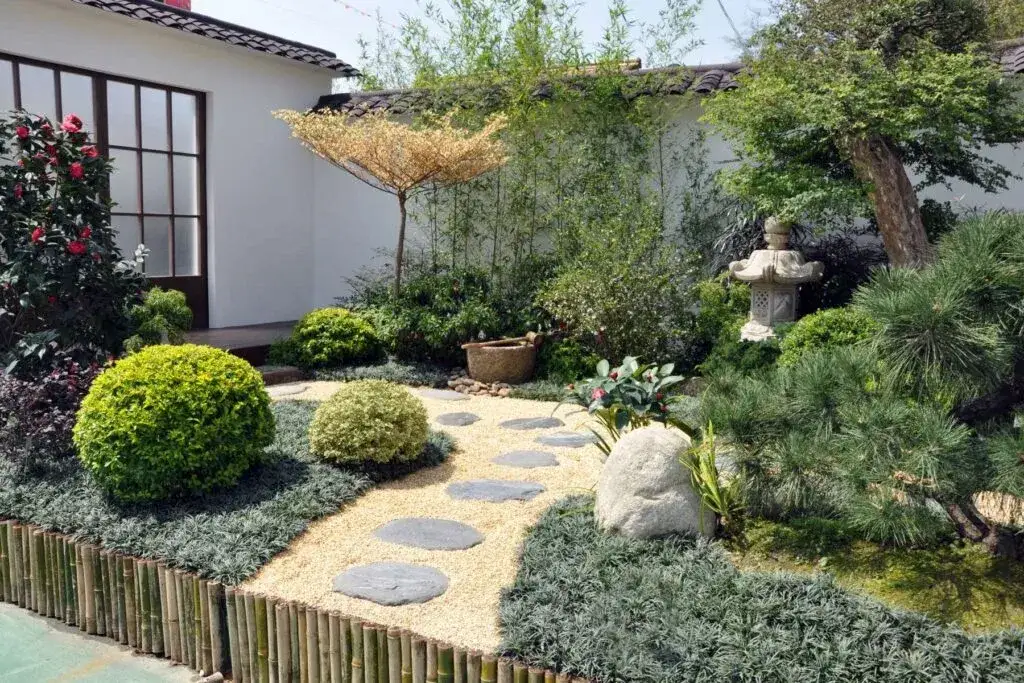 Ogród japoński: Jak urządzić harmonijną oazę spokoju krok po kroku?