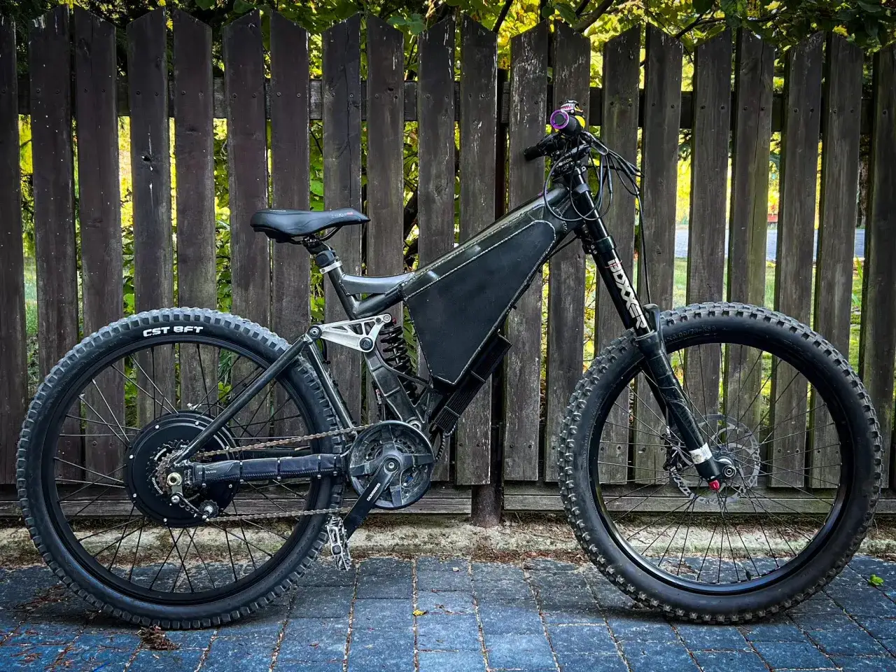 Mocny rower górski z zamontowanym zestawem do konwersji roweru 3000w. Wyposażony w amortyzację, szerokie opony i solidną ramę.