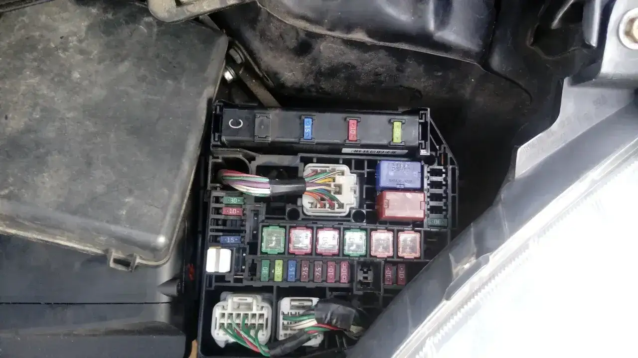 Gdzie są bezpieczniki w Toyota Yaris 2? Kluczowe informacje i lokalizacje