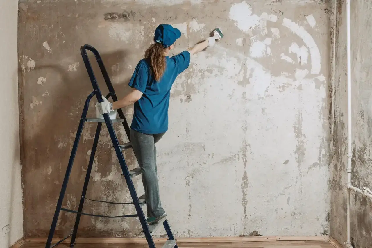 Jak się kładzie gładź na ścianę, by uniknąć nierówności i błędów