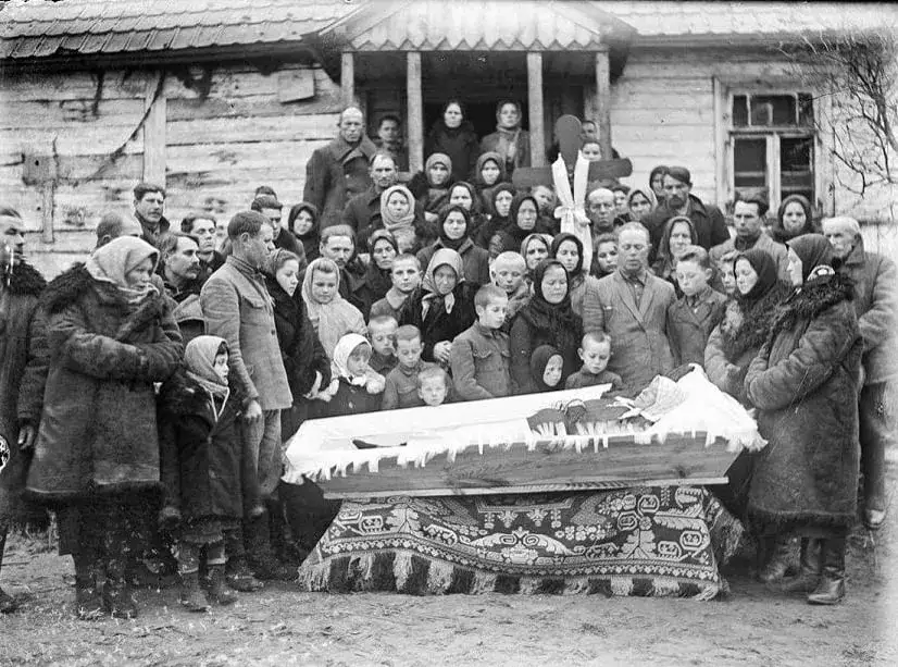 Co zrobić z gromnicą po śmierci? Poznaj ważne rytuały i zwyczaje