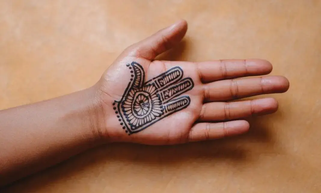 Wisiorek ręka Fatimy co oznacza? Odkryj jego głębokie znaczenie