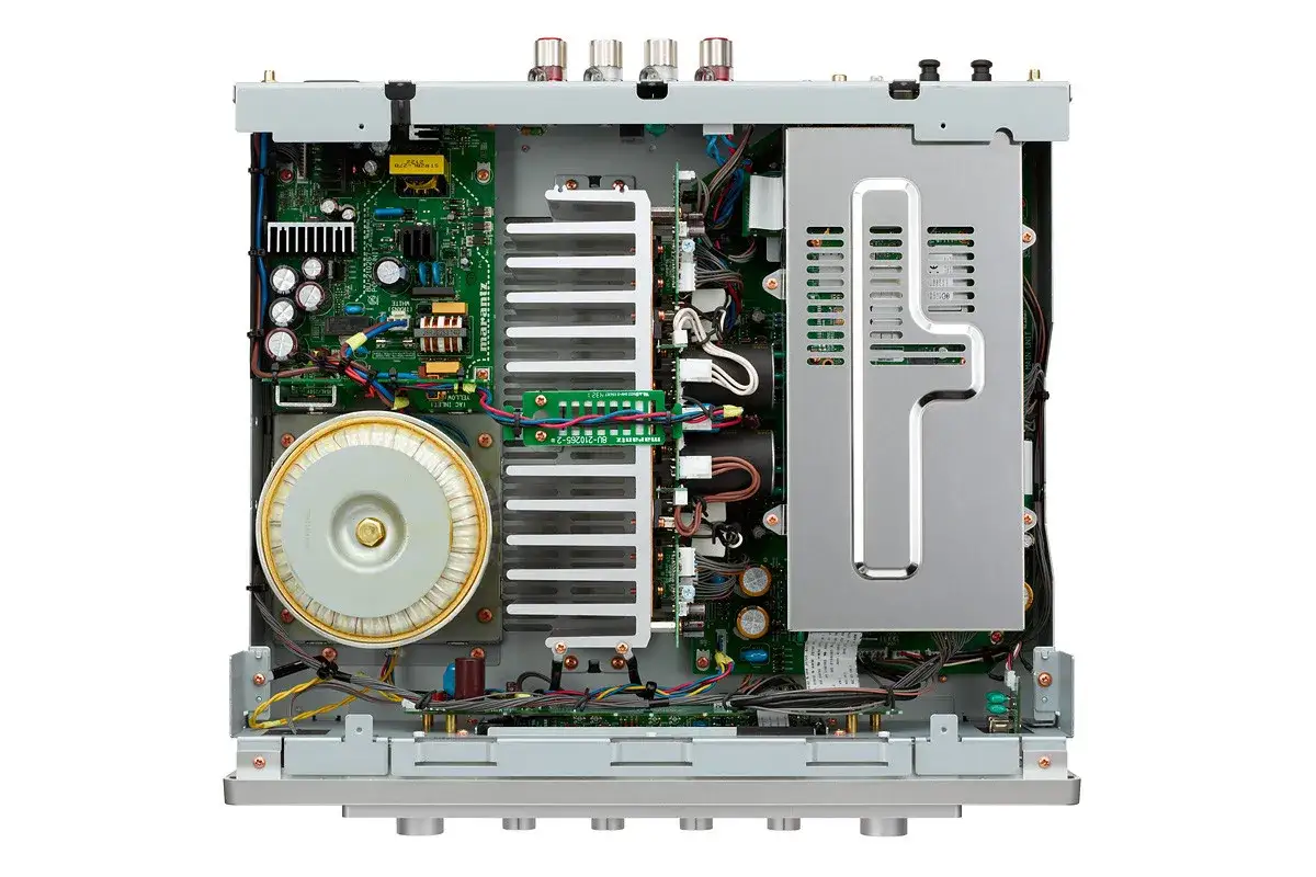 Wnętrze wzmacniacza Marantz 40n podczas testu: duży transformator, radiatory i płytki drukowane.