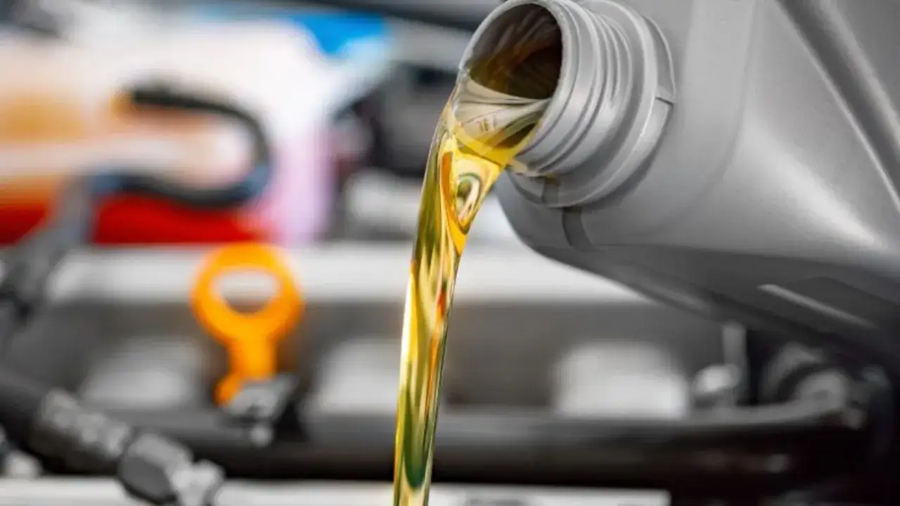 Jaki olej hydrauliczny do koparki? Dobór, parametry, porównanie