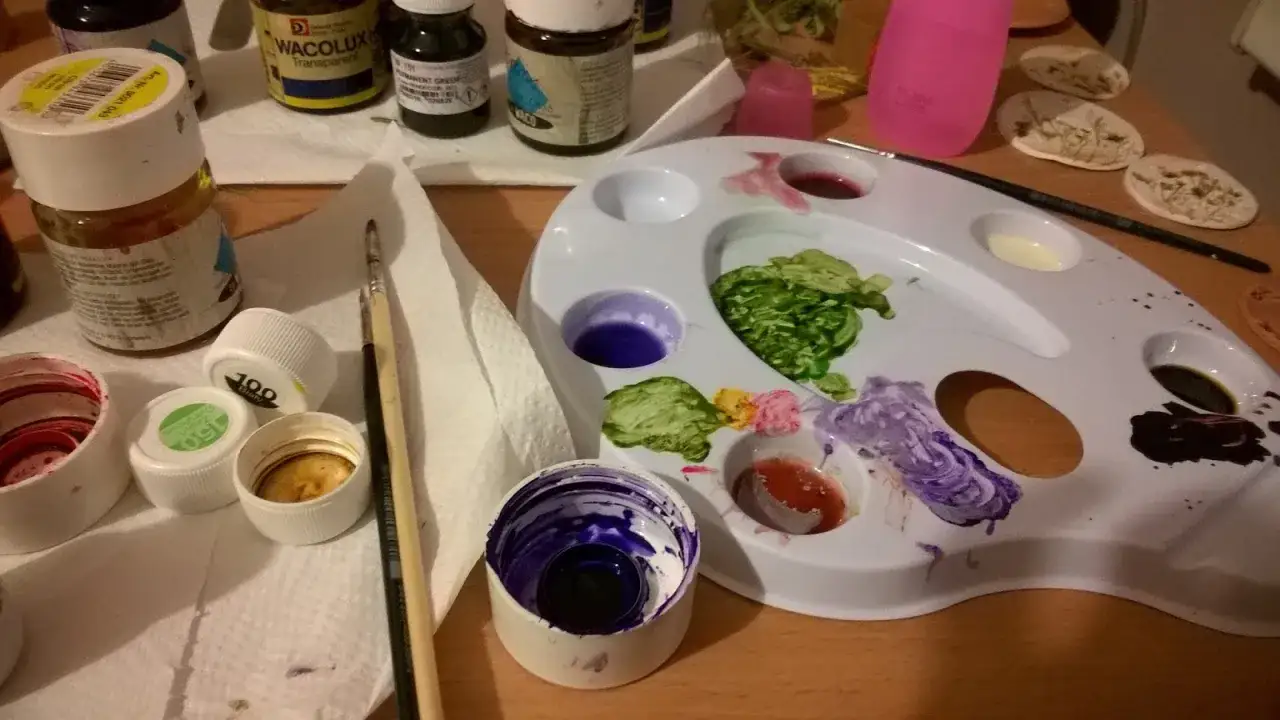 Czym malować glinę, aby uzyskać trwałe i efektowne wyniki?