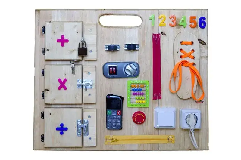 Jak stworzyć tablicę sensoryczną DIY, która zachwyci Twoje dziecko