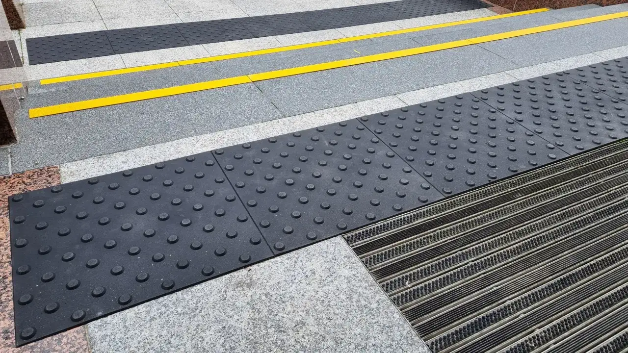 Płytki dla niewidomych: Kluczowe informacje o typach i instalacji