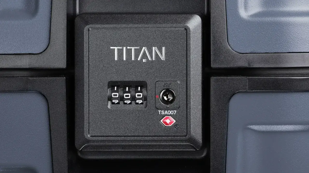 Zamek szyfrowy TSA na walizce Titan z trzema pokrętłami i kluczykiem.