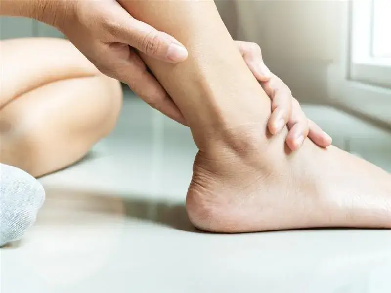 Czy można chodzić ze skręconą kostką? Sprawdź, co musisz wiedzieć