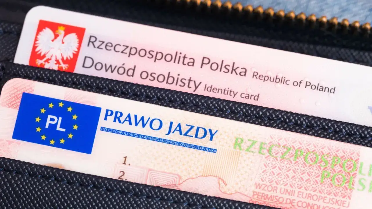 Dowód osobisty i prawo jazdy w portfelu. Zastanawiasz się, ile kosztują zdjęcia do dowodu?