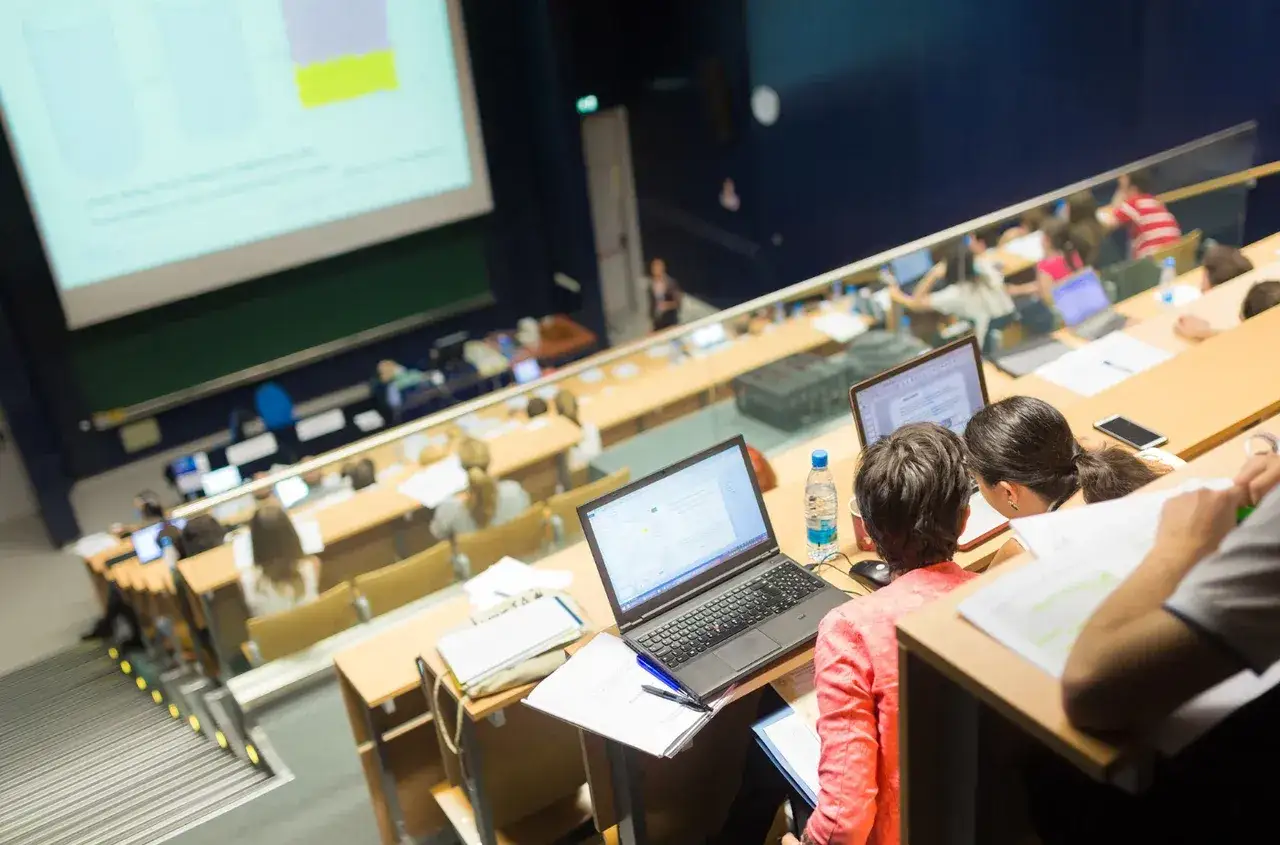 Studenci na wykładzie, szukający odpowiedzi na pytanie: jakie wykształcenie po technikum bez matury.