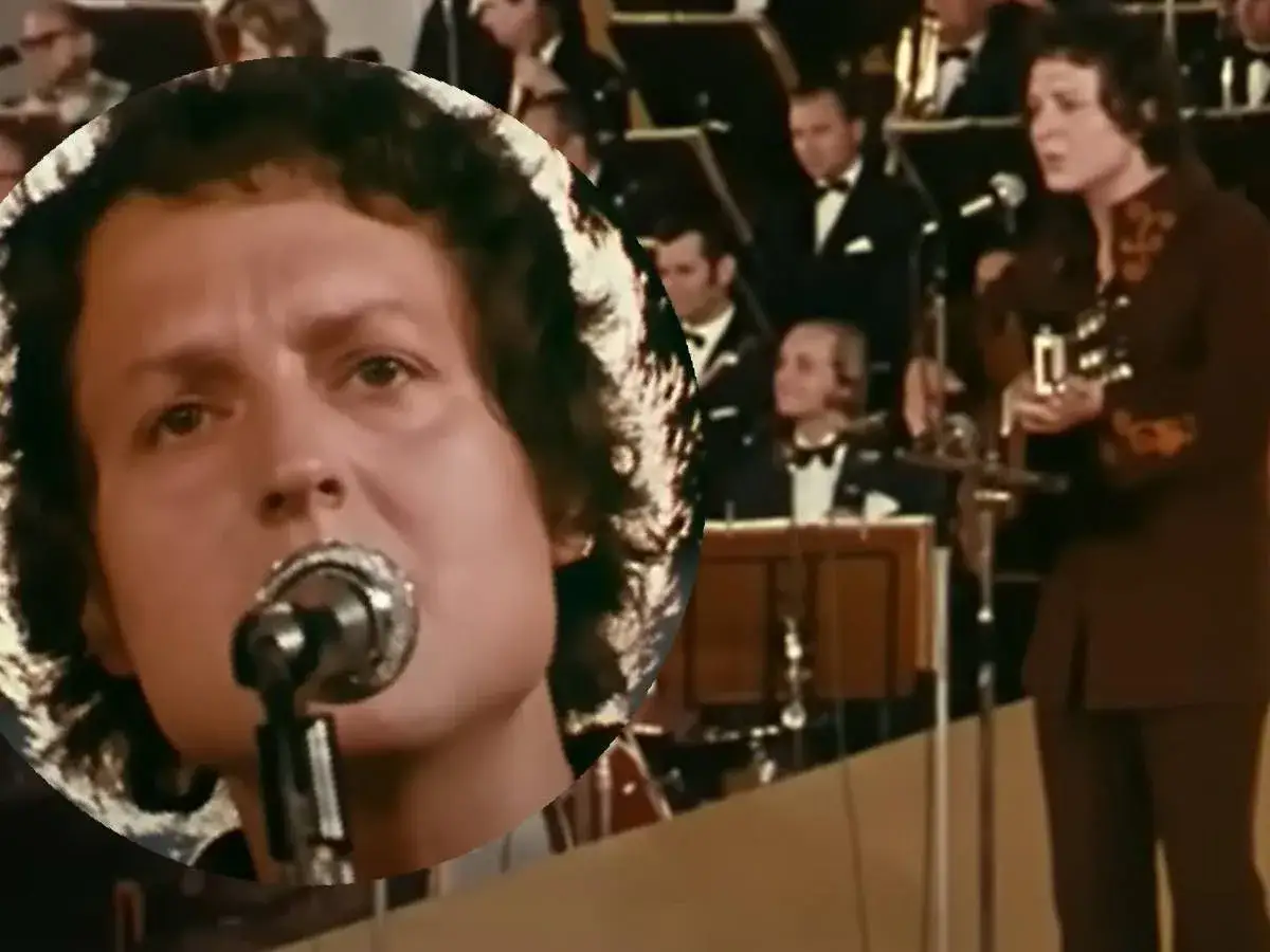 Kto śpiewał "Zegarmistrz światła purpurowy"? To on, z mikrofonem i gitarą, na tle orkiestry.