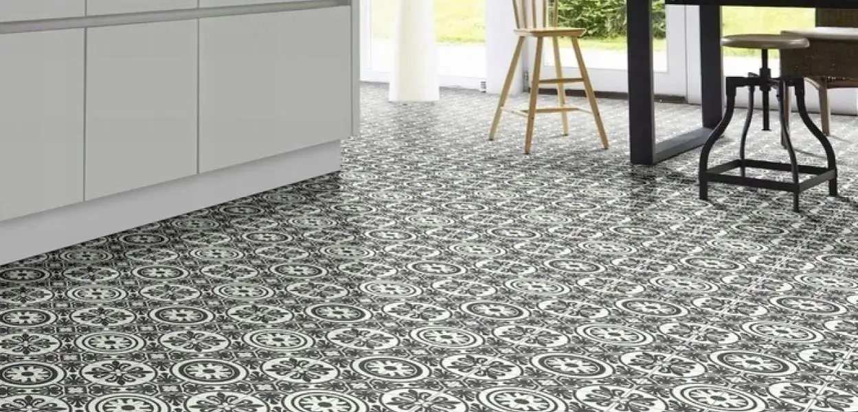 Czy można położyć wykładzinę PCV na płytki? Dowiedz się przed pracami!