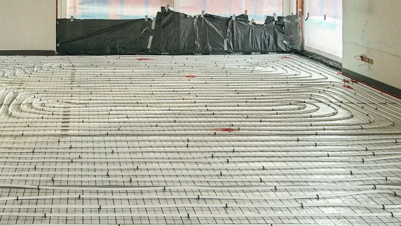 Jastrych pod ogrzewanie podłogowe: Cement czy anhydryt? Jak wybrać?