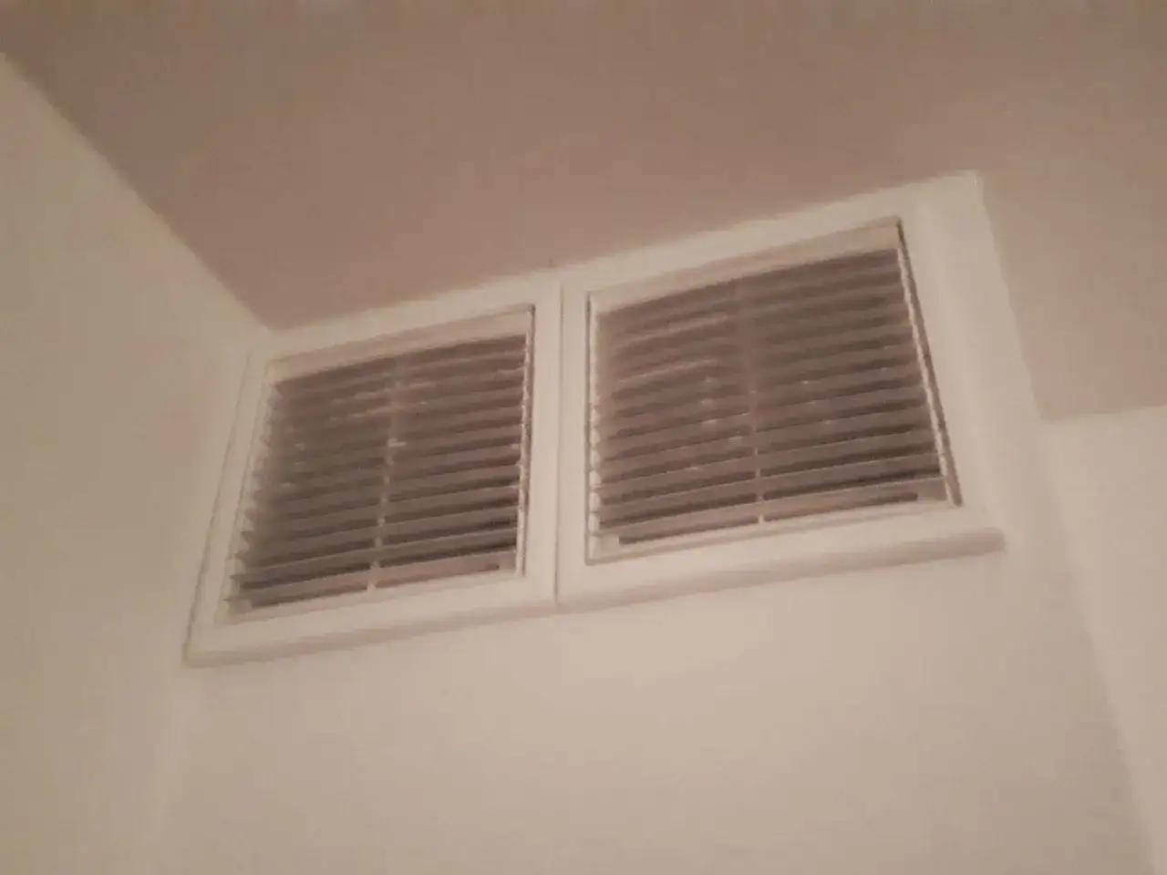 Czy można podłączyć okap do kratki wentylacyjnej w bloku? Sprawdź zasady