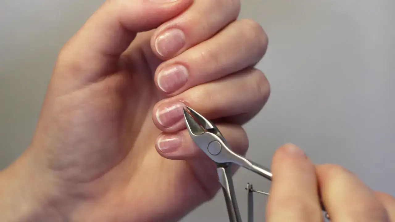 Jak zmiękczyć skórki przy paznokciach - 7 skutecznych domowych sposobów