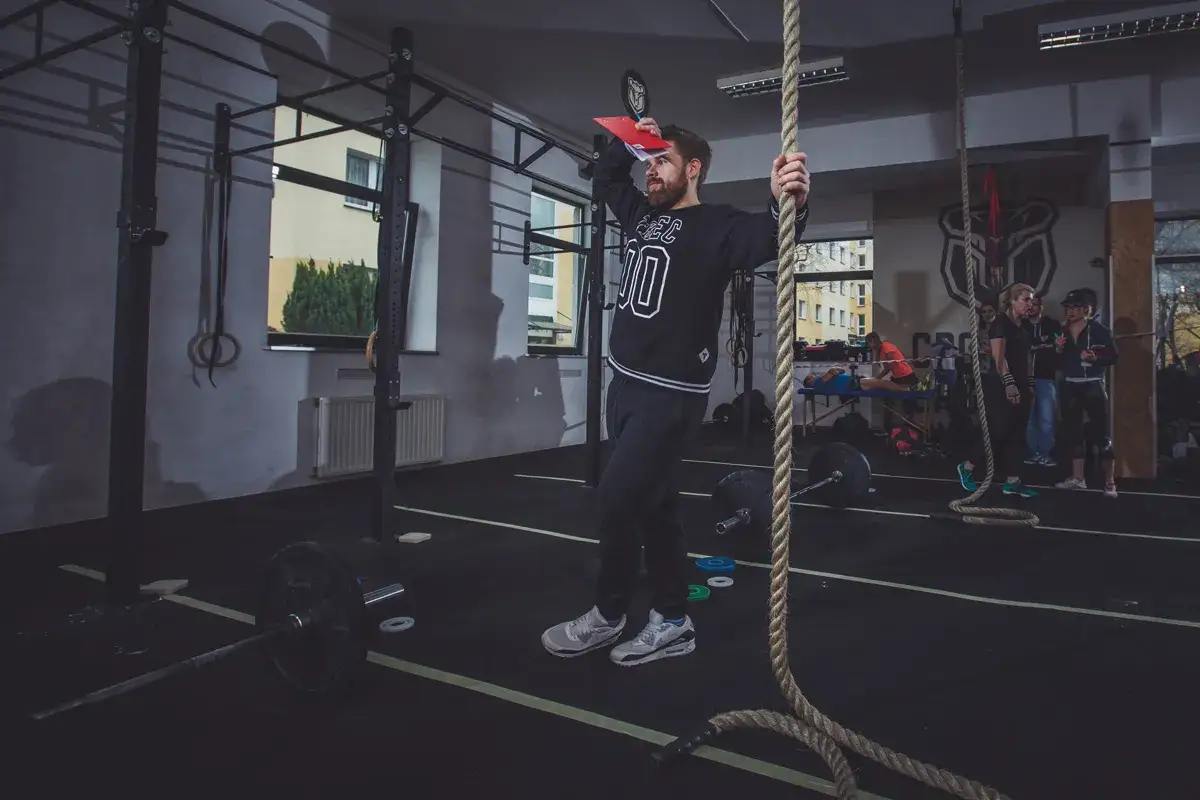 CrossFit: Jakie ćwiczenia? Fundamenty, skalowanie i bezpieczeństwo