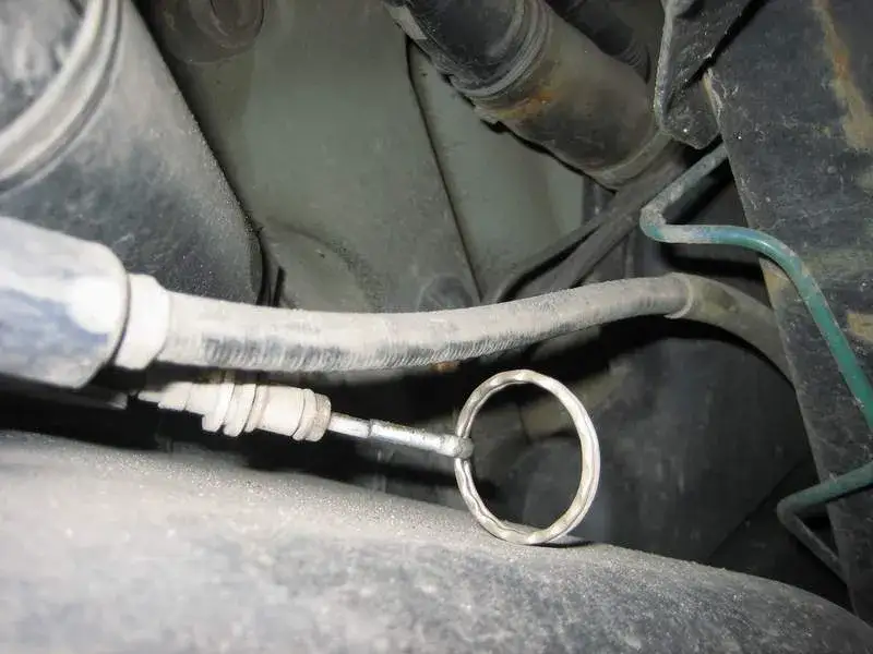 Holowanie Megane 2: Jak zwolnić hamulec ręczny i odblokować kierownicę?