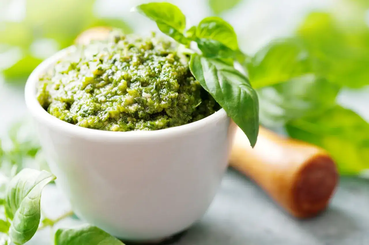 Pesto z bazylii, aromatyczny sos, do czego służy bazylia? Do nadania smaku makaronom, sałatkom i pieczywu.