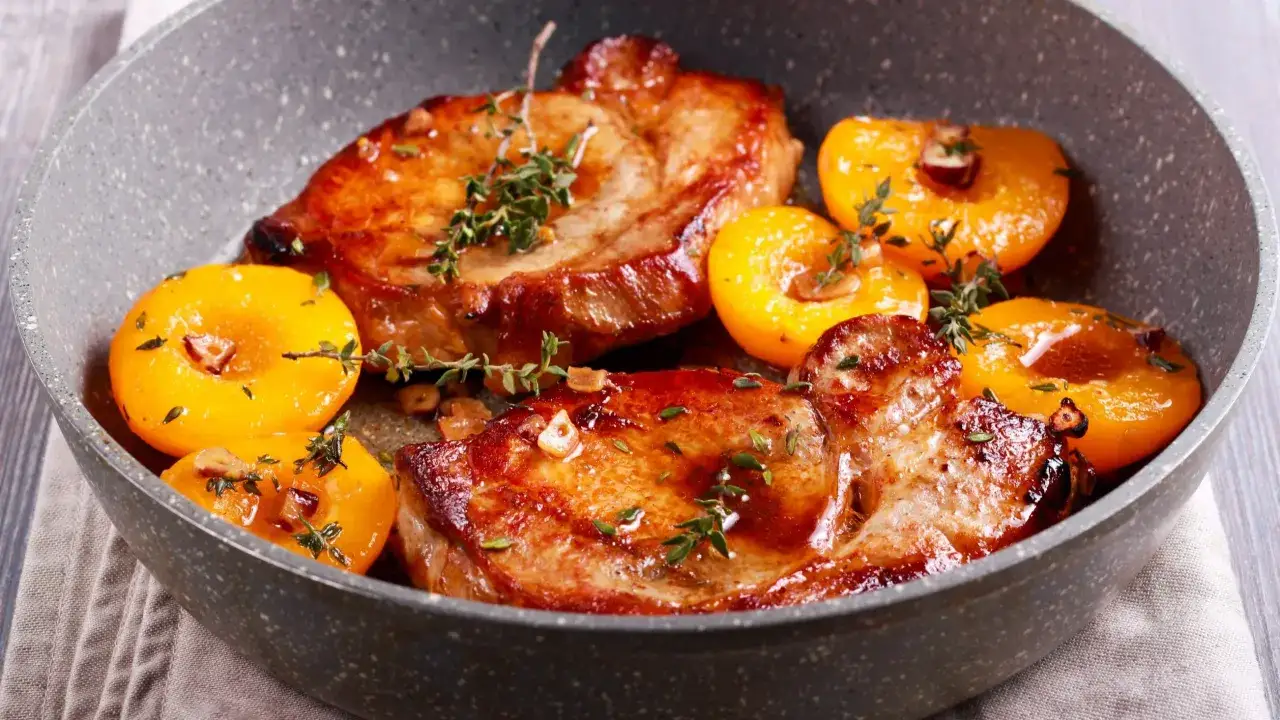 Schab na obiad w sosie z brzoskwiniami i tymiankiem, przygotowany na patelni.