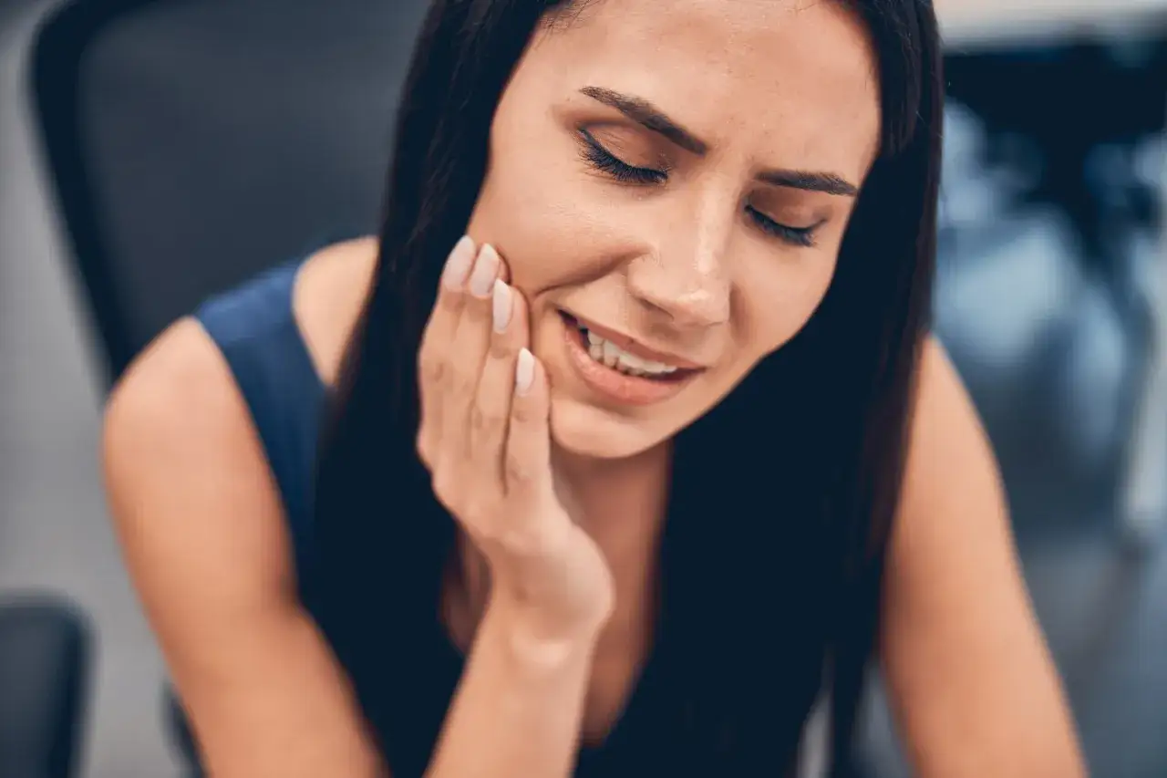 Co na ból dziąsła? Szybka ulga, przyczyny i kiedy do dentysty