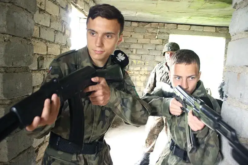 Zasady noszenia umundurowania: Kto i kiedy może nosić mundur?