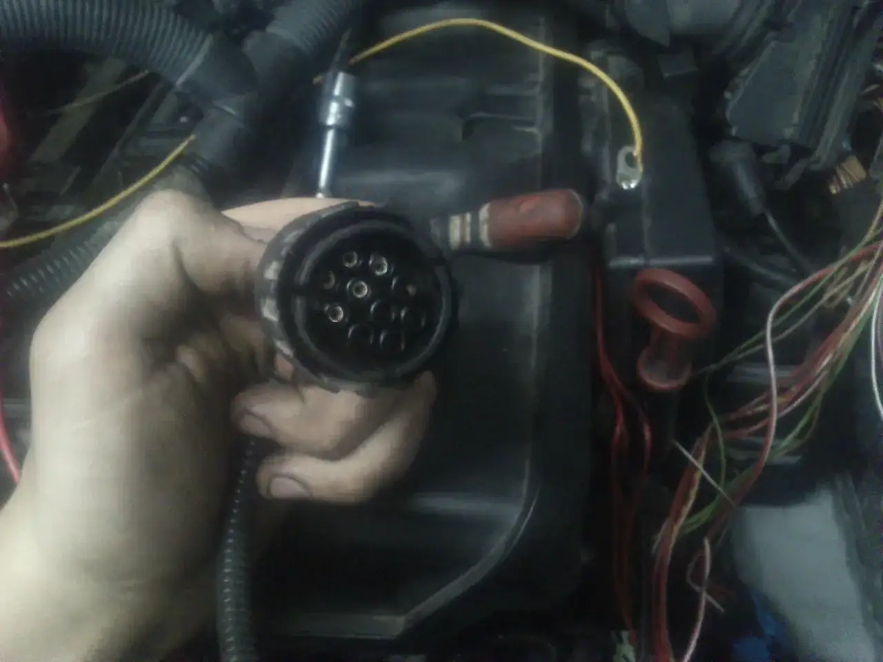 Sterownik silnika BMW E46: Gdzie szukać i co robić, gdy szwankuje?