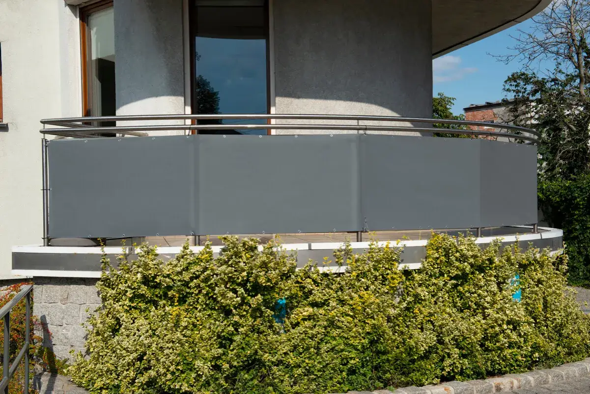 Jaka osłona na balkon zapewni prywatność i ochronę przed deszczem?