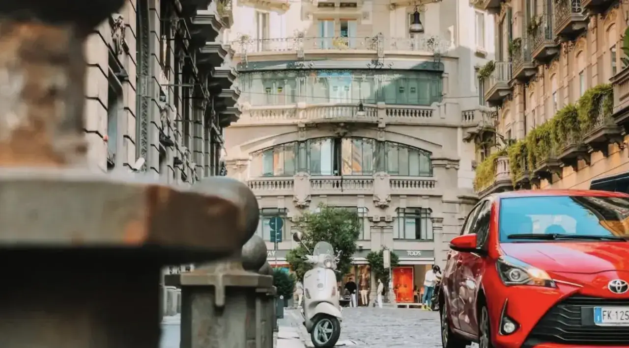 Deposito bagagli Via Toledo Napoli: prezzi, orari e sicurezza