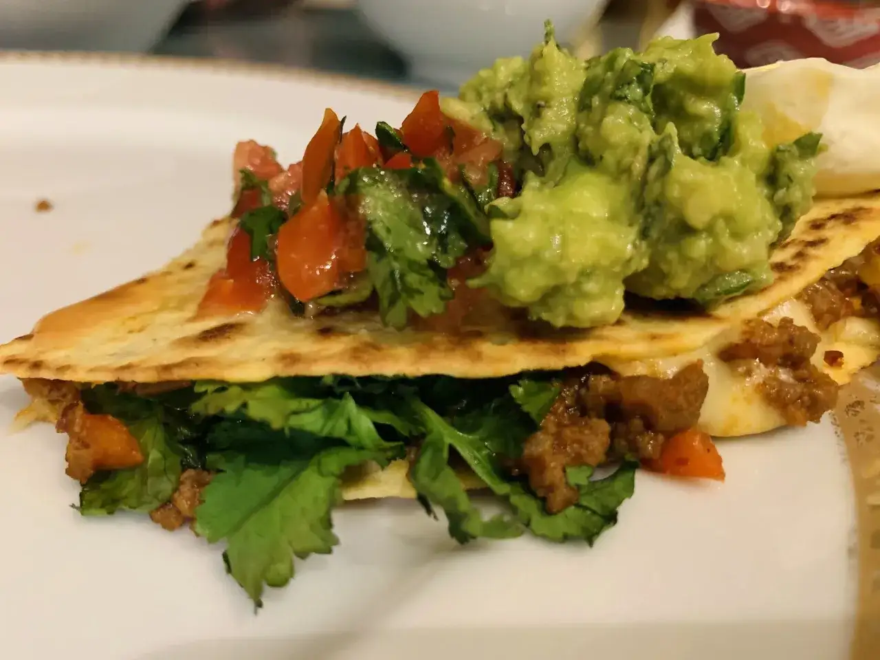 Pyszne fajitas: tortilla z mięsem, warzywami, guacamole i pomidorami. Idealne na szybki posiłek.