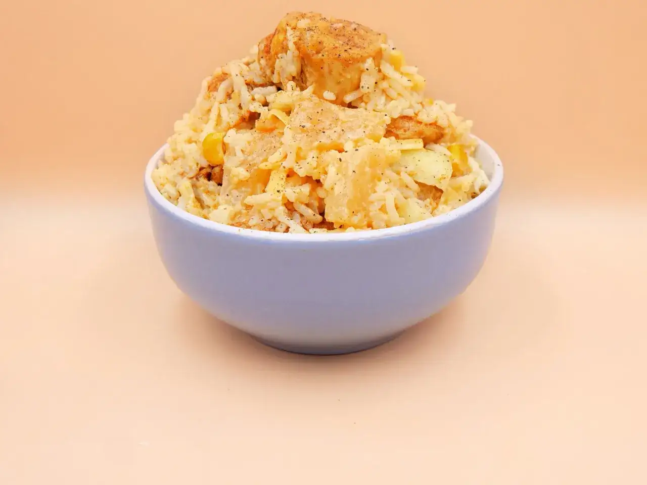 Sałatka z ryżem, kurczakiem, ananasem i curry: Klasyka, która się uda