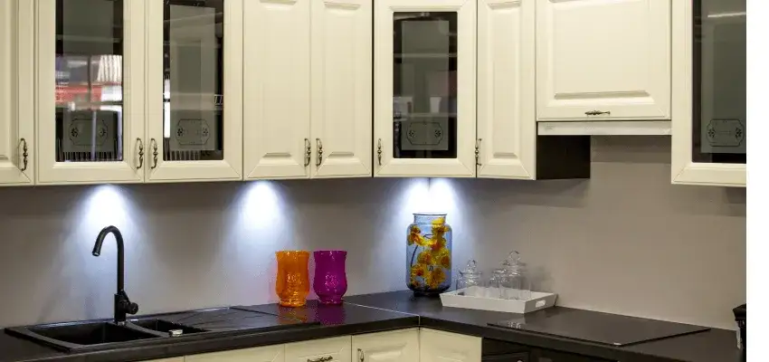 Skuteczne sposoby na to, czym wyczyścić szafki kuchenne z tłuszczu