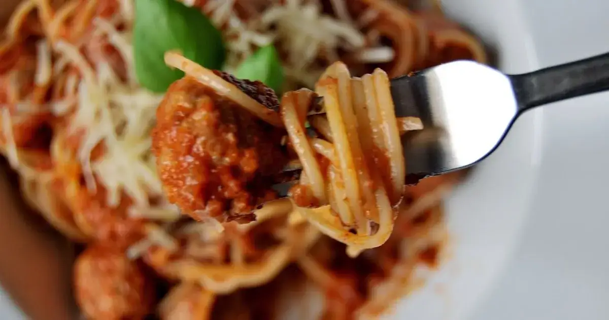 Przepis na spaghetti z klopsikami po włosku, który zachwyci każdego