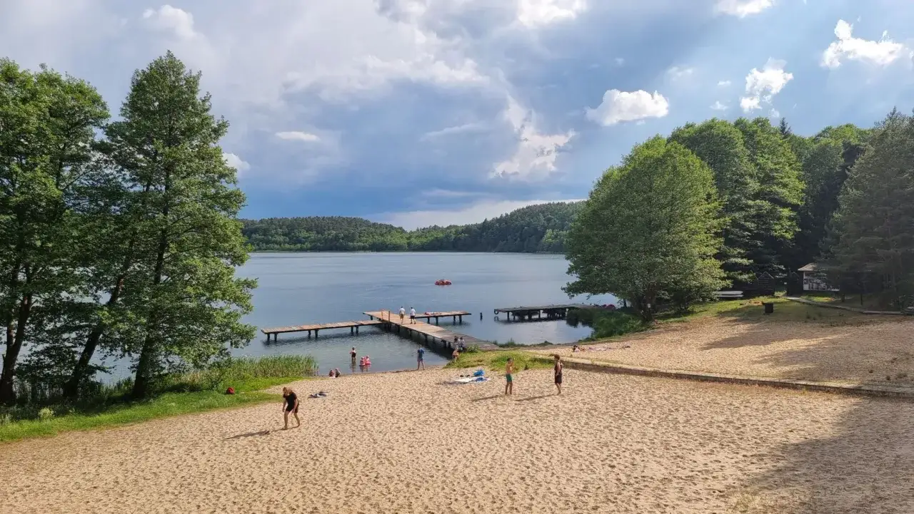 Planujesz weekend nad jeziorem w łódzkiem? Noclegi i atrakcje