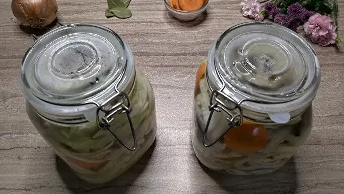 Śledzie w occie - przepis, najlepsza zalewa octowa z cebulą