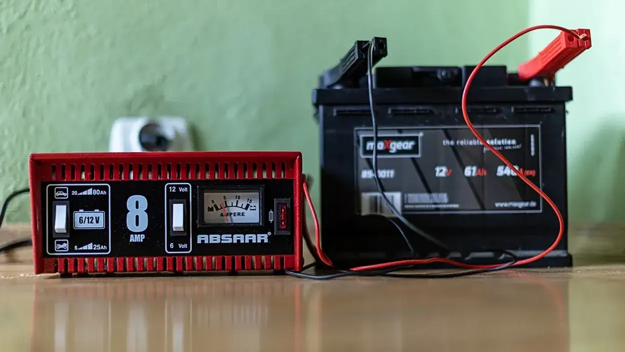 Ile kosztuje dobry prostownik? Uniknij błędów, wybierz mądrze!