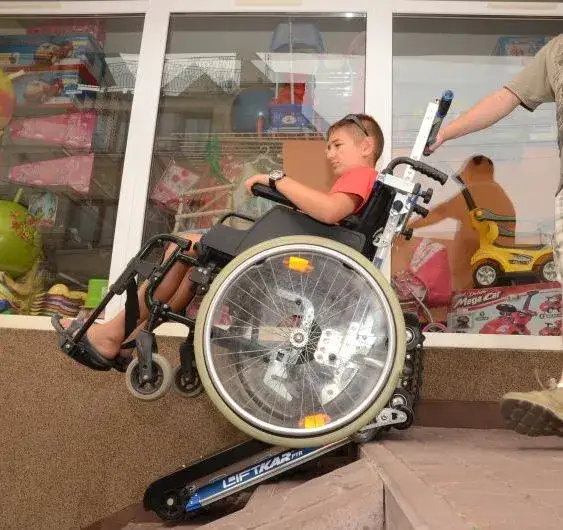 Jak wjechać wózkiem inwalidzkim po schodach bezpiecznie i skutecznie