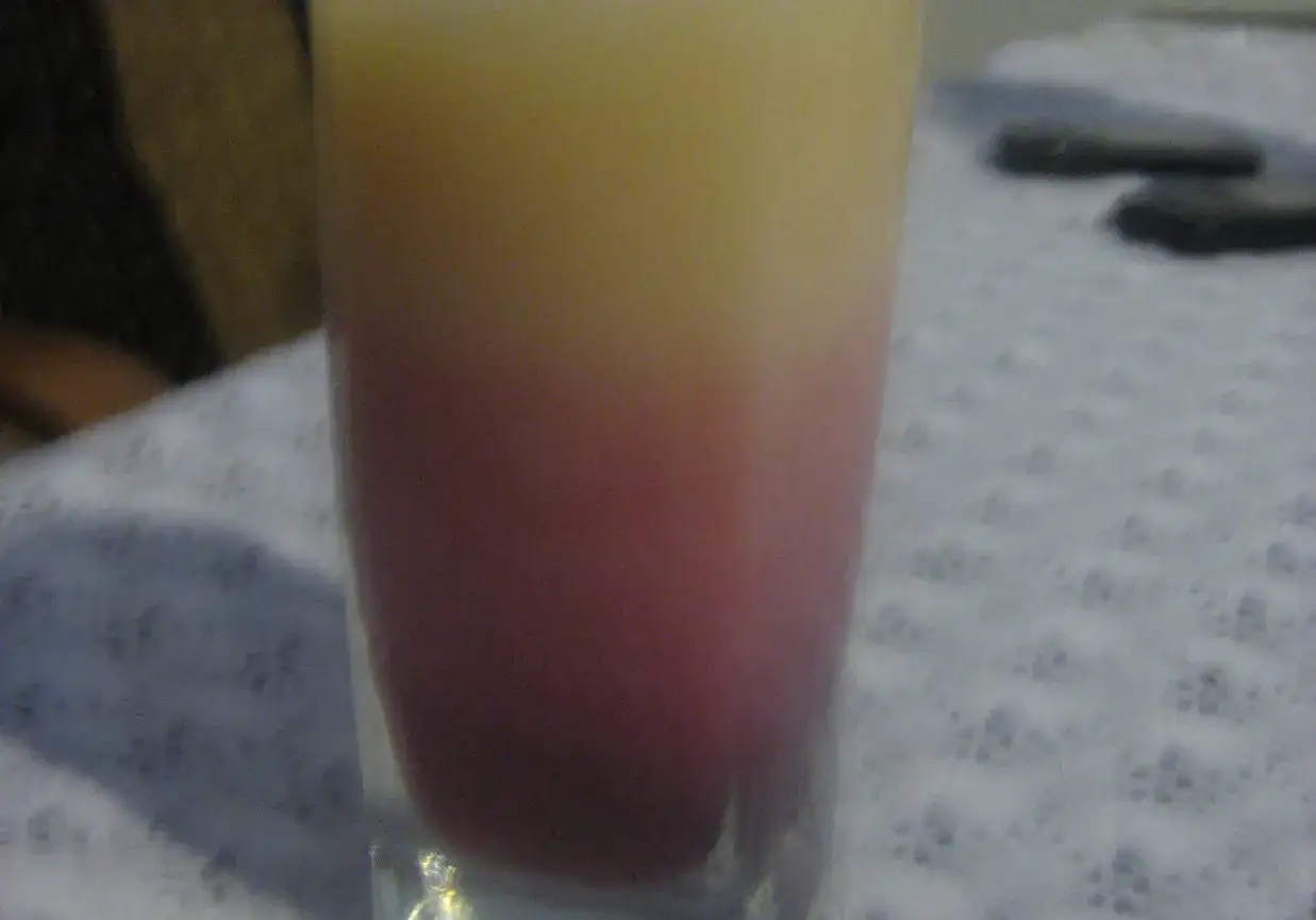 Orzeźwiający drink z wiśniówką i sokiem bananowym na lato