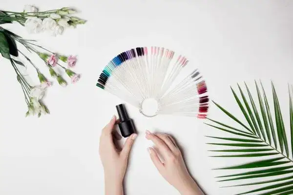 Jaka jest różnica między lakierem hybrydowym a zwykłym?