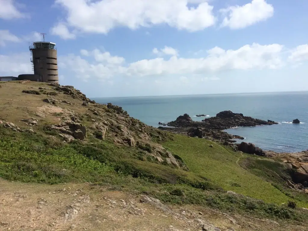 Gdzie leży wyspa Jersey i dlaczego warto ją odwiedzić?