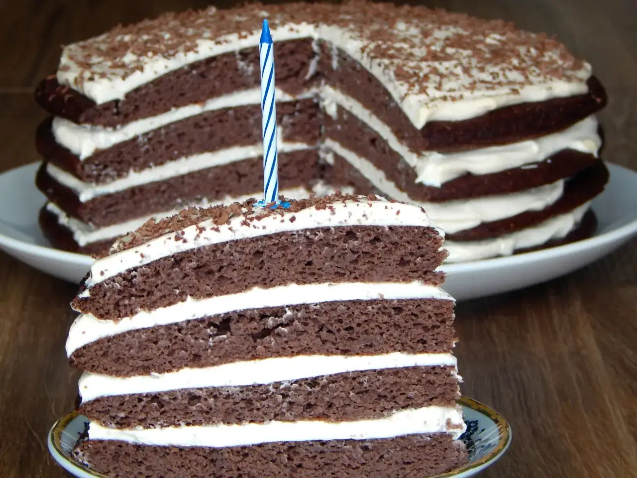Pyszny, wielowarstwowy tort czekoladowy z kremem, idealny na roczek. Ten zdrowy tort na roczek przepis to strzał w dziesiątkę!