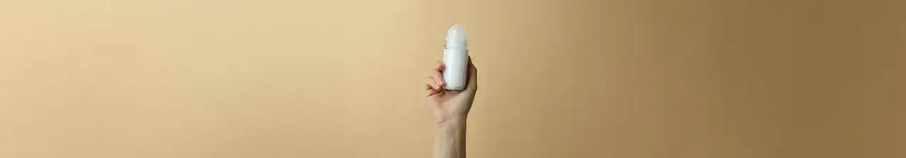 Dezodorant który nie brudzi ubrań - uniknij plam na odzieży