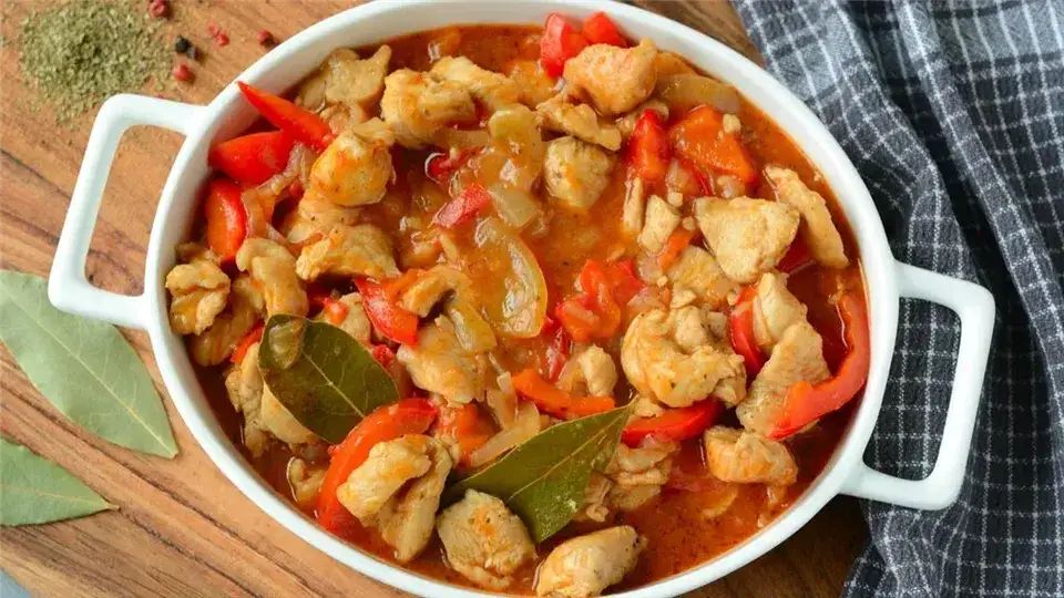 Dietetyczny gulasz z indyka: Przepis na sycący obiad bez wyrzutów!