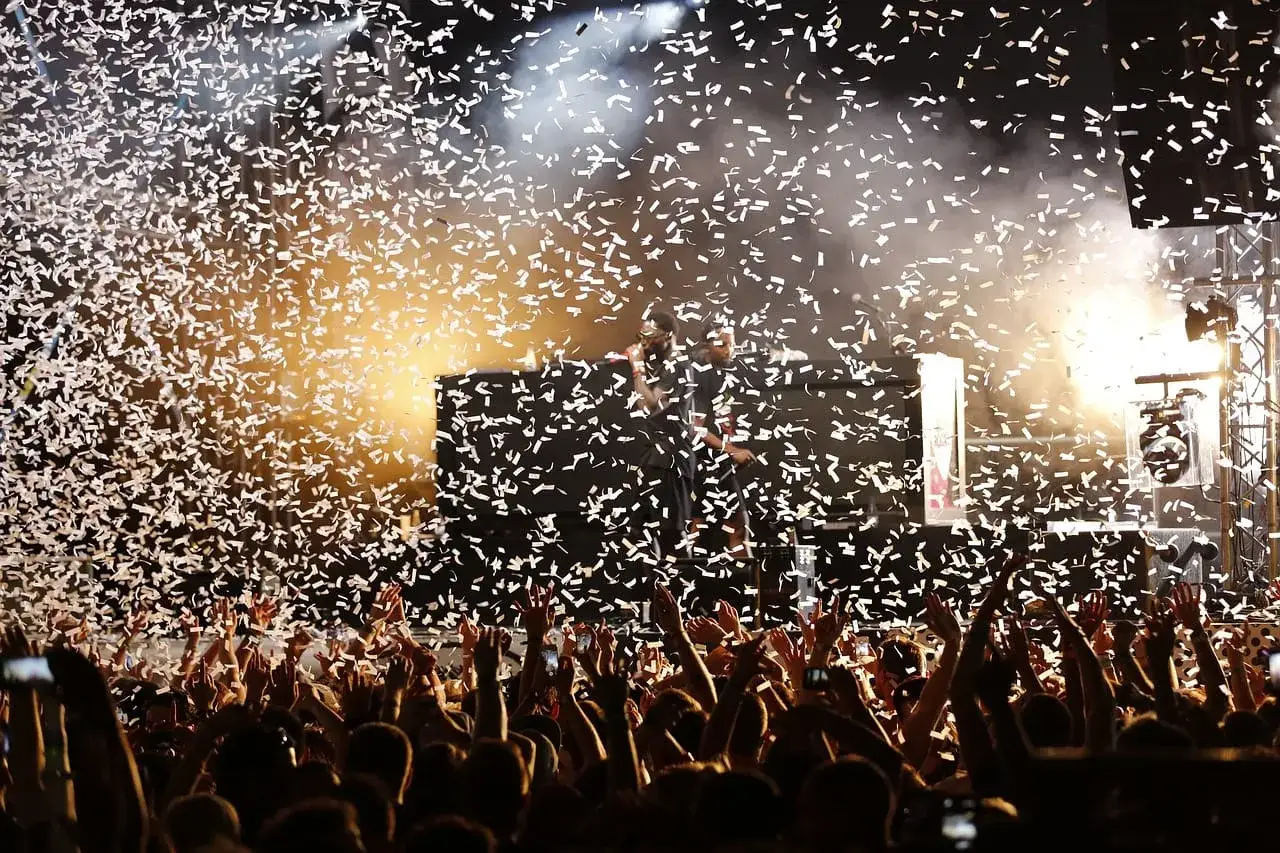 Tłum szaleje przy muzyce disco polo do tańca, a z góry sypie się konfetti.