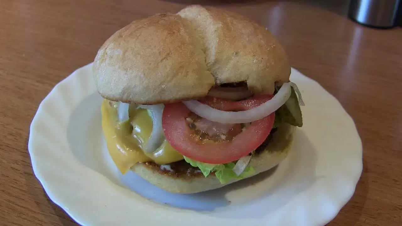 Jak zrobić domowego hamburgera, który zaskoczy Twoich gości