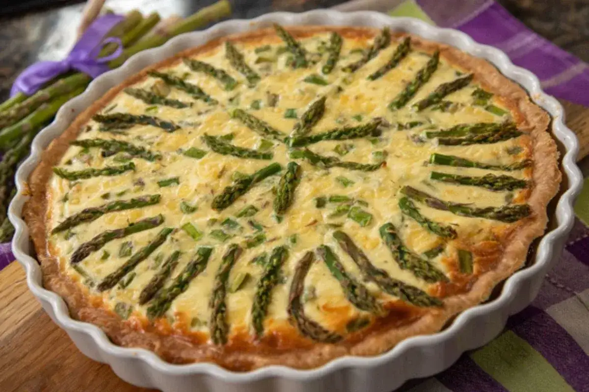 Pyszna tarta ze szparagami, udekorowana świeżymi pędami, wygląda apetycznie.