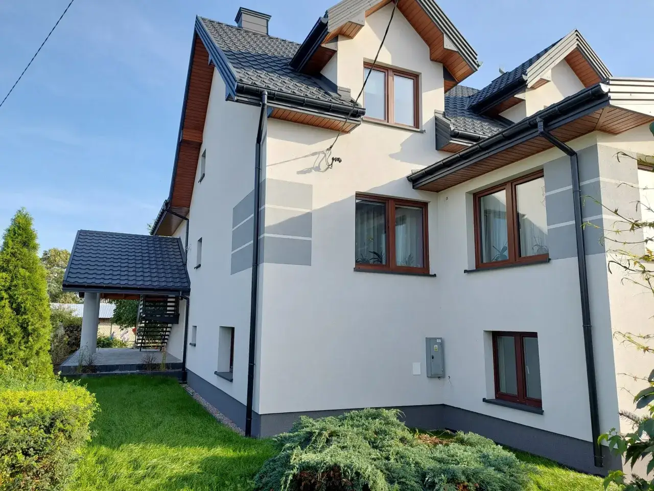 Grafitowy dach: Jaki kolor elewacji? Odkryj sekrety wyboru!